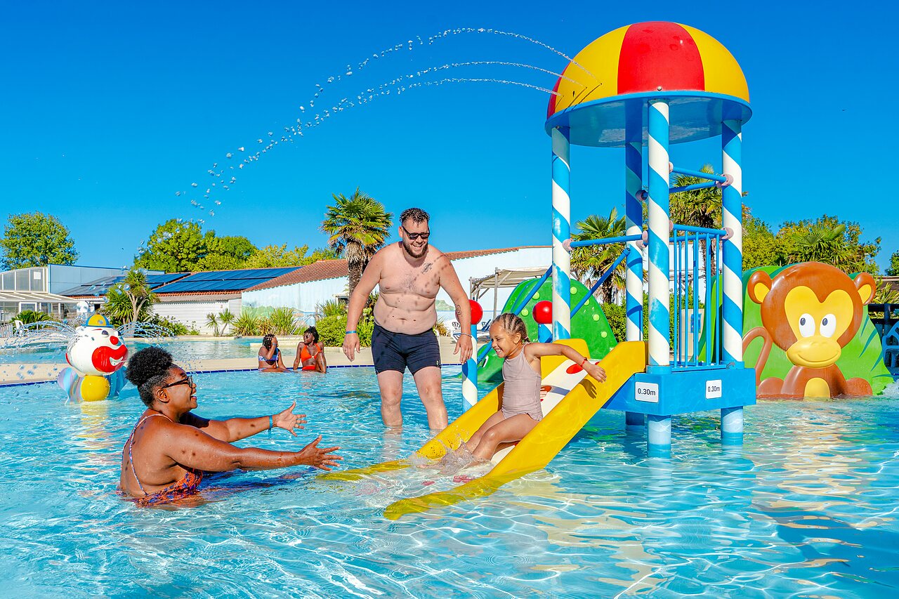 Toboggan et jeux aquatiques pour enfants au camping VAGUES OCEANES Blancs Ch�nes � LA TRANCHE SUR MER (85).