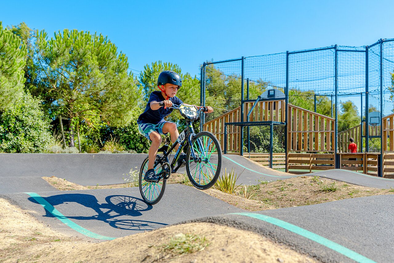 Enfant v�lo pump track au camping VAGUES OCEANES Blancs Ch�nes � LA TRANCHE SUR MER.