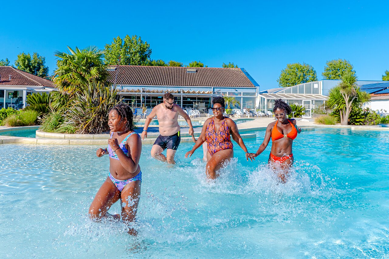 Piscine ext�rieure au camping VAGUES OCEANES Blancs Ch�nes � LA TRANCHE SUR MER (85).