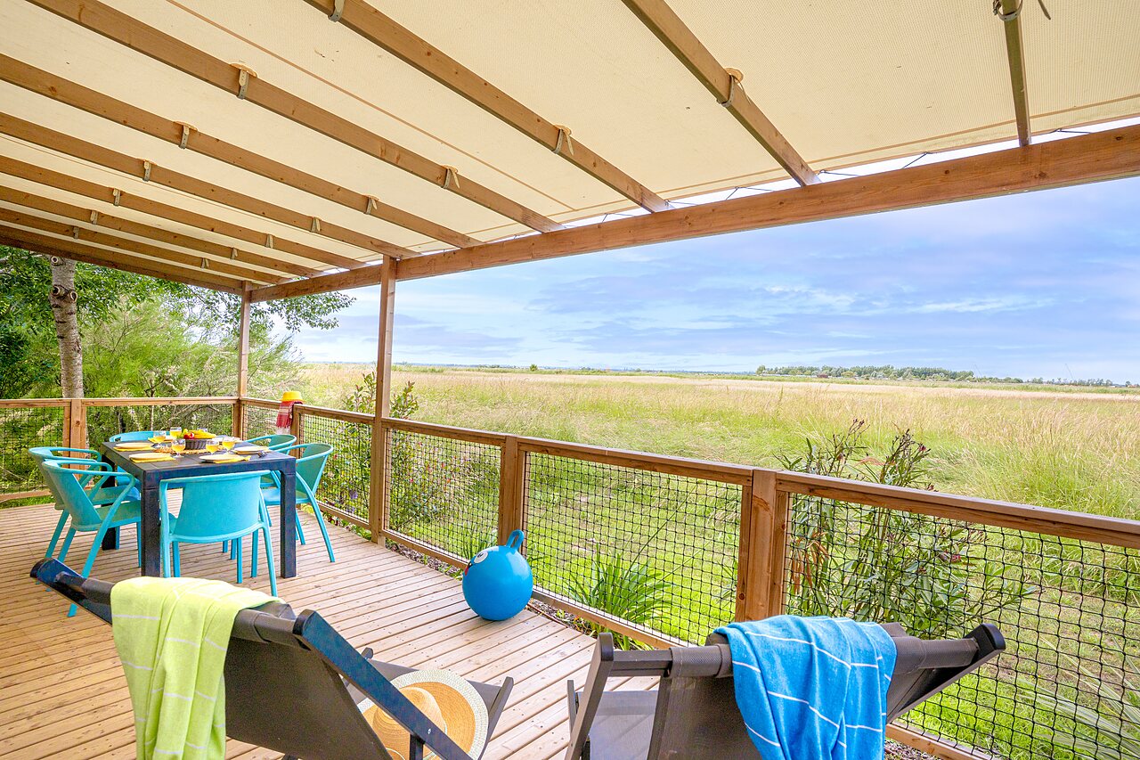 Terrasse am�nag�e, vue nature au camping VAGUES OCEANES Blancs Ch�nes � LA TRANCHE SUR MER (85).