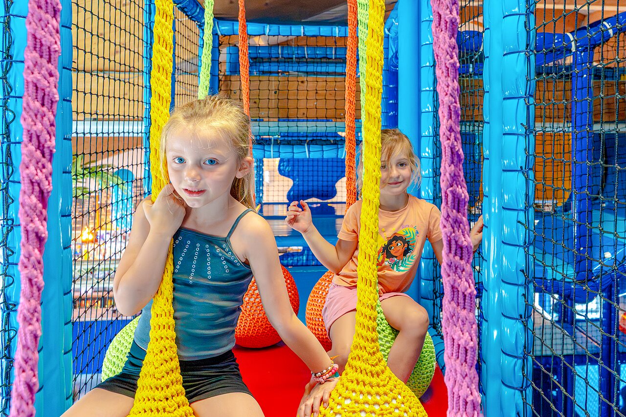 Aire de jeux int�rieure color�e pour enfants au camping VAGUES OCEANES Blancs Ch�nes.