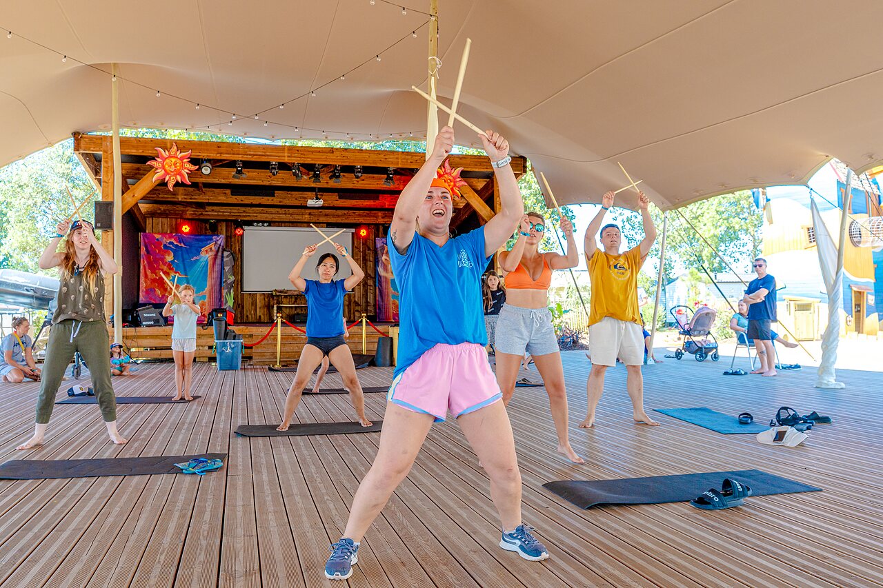 Fitness collectif anim�, au camping VAGUES OCEANES Blancs Ch�nes � LA TRANCHE SUR MER (85).