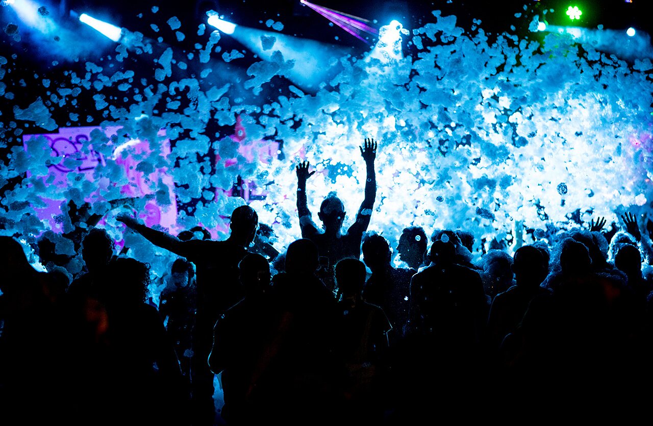 Soir�e mousse, foule en f�te, lumi�res bleues au camping VAGUES OCEANES Blancs Ch�nes � LA TRANCHE SUR MER (85).