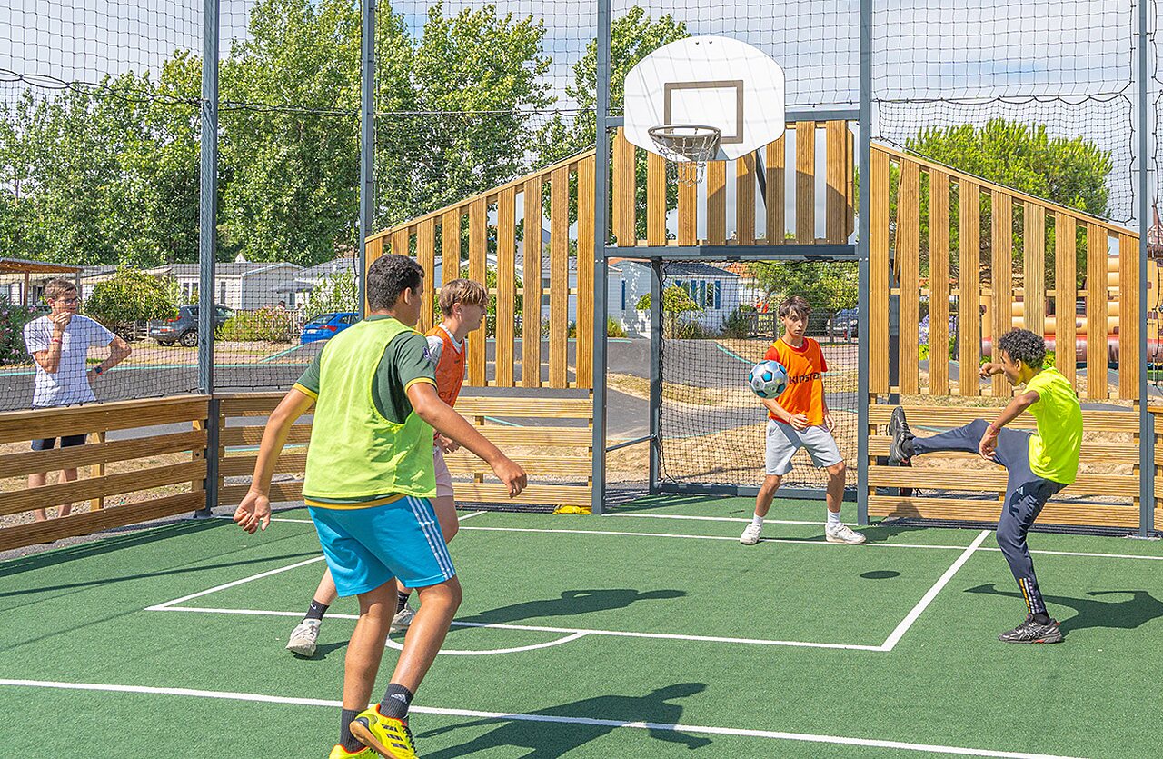 Terrain multisport pour football et basket au camping VAGUES OCEANES Blancs Ch�nes � LA TRANCHE SUR MER (85).