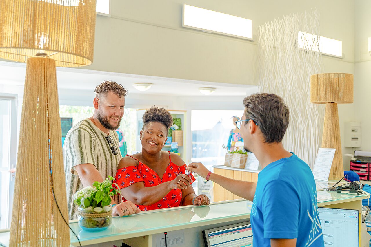 Accueil client, remise des cl�s au camping VAGUES OCEANES Blancs Ch�nes � LA TRANCHE SUR MER (85).