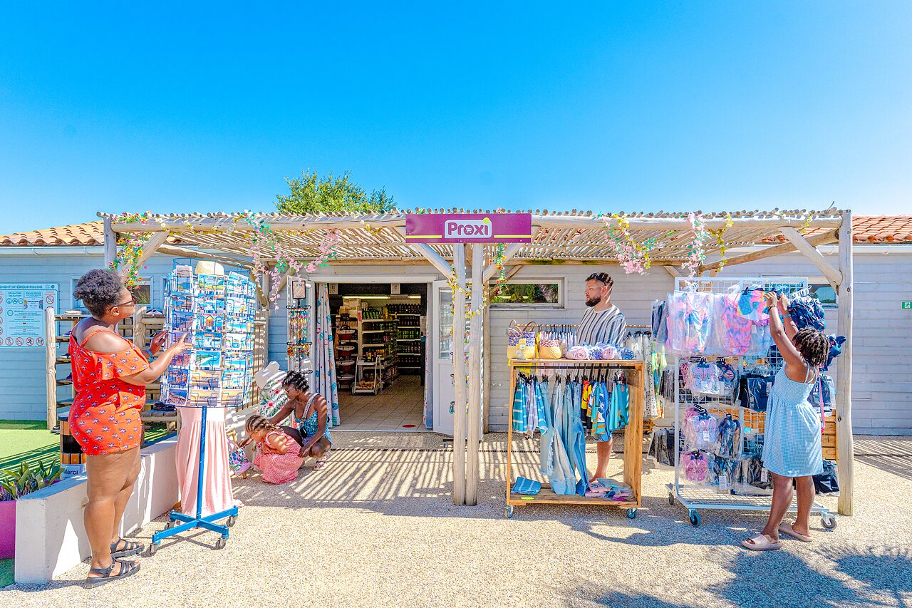 �picerie Proxi, souvenirs et v�tements au camping VAGUES OCEANES Blancs Ch�nes � LA TRANCHE SUR MER.