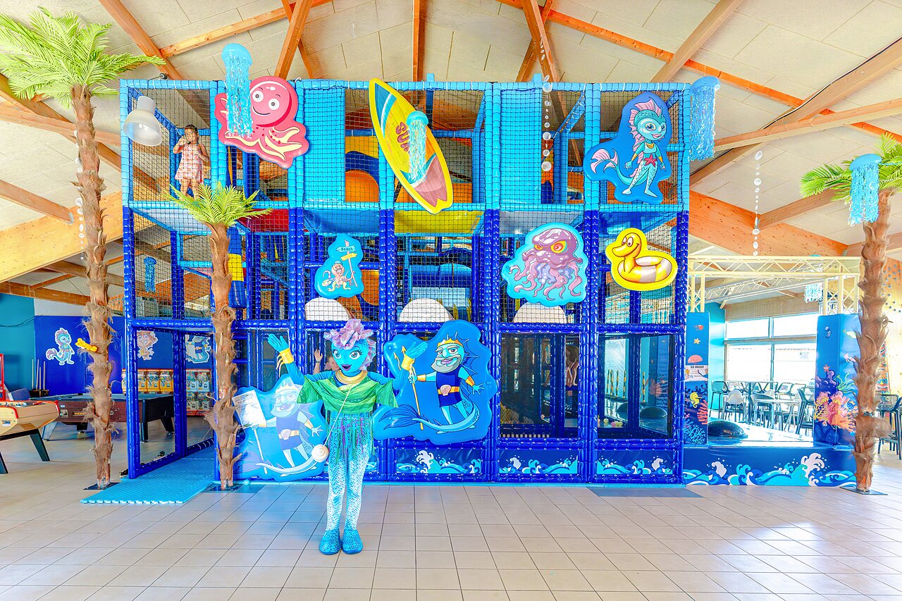 Aire de jeux int�rieure g�ante, d�cor marin, au camping VAGUES OCEANES Blancs Ch�nes.