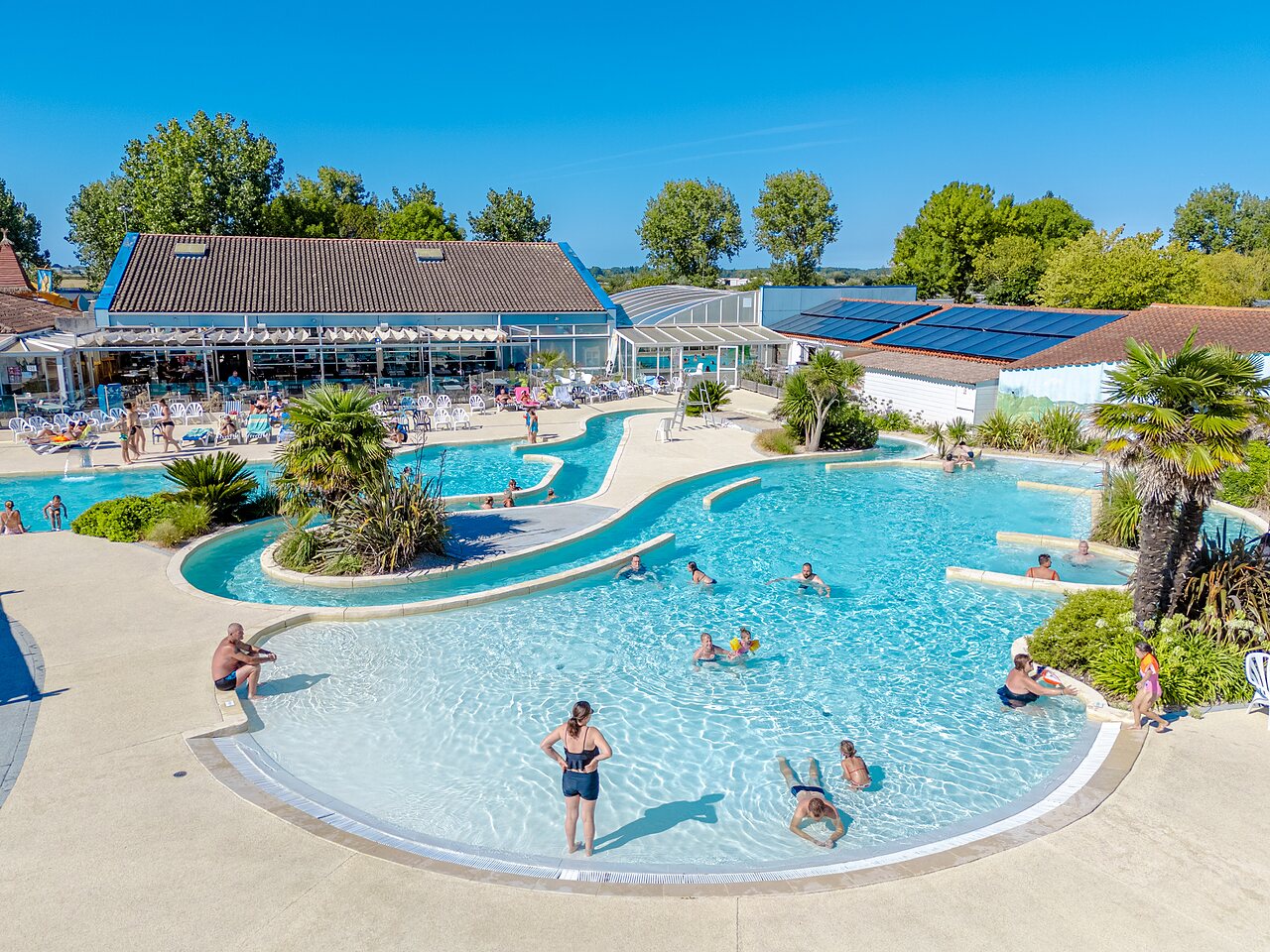 Piscines au camping VAGUES OCEANES Blancs Ch�nes � LA TRANCHE SUR MER (85).