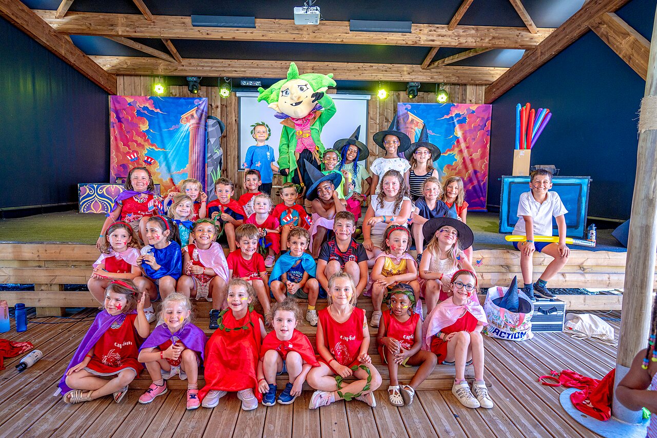 Animation enfants avec mascotte et costumes au camping VAGUES OCEANES Blancs Ch�nes.