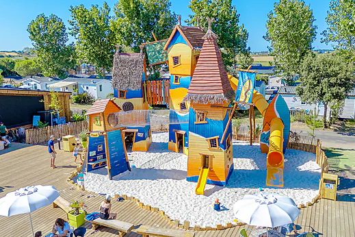 Aire de jeux et toboggans au camping VAGUES OCEANES Blancs Ch�nes � LA TRANCHE SUR MER.