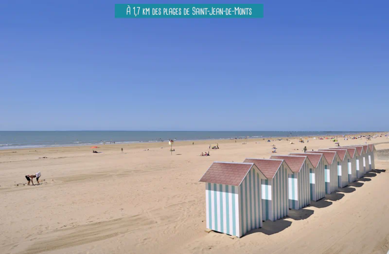Plage de Saint-Jean-de-Monts avec cabines ray�es, Vend�e.