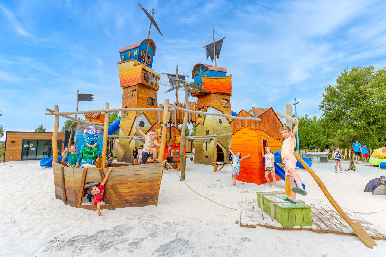 Jeux enfants pirate au camping VAGUES OCEANES Bois Joly � Saint-Jean-de-Monts (85).