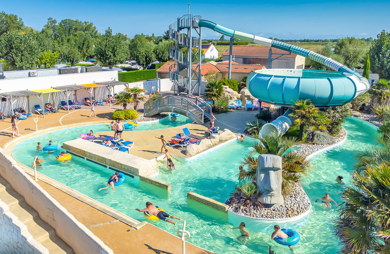 Toboggan g�ant, rivi�re � bou�es et piscines ext�rieures au camping VAGUES OCEANES Bois Joly � Saint-Jean-de-Monts (85).