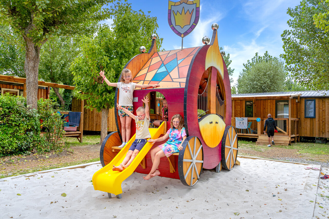 Jeux carrosse enfants au camping VAGUES OCEANES Bois Joly � Saint-Jean-de-Monts.