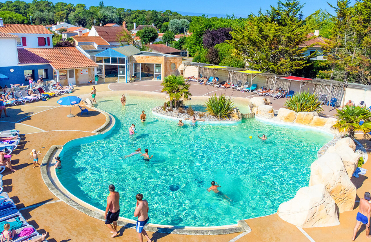 Piscine ext�rieure lagon, baigneurs et solarium au VAGUES OCEANES Bois Joly (85).