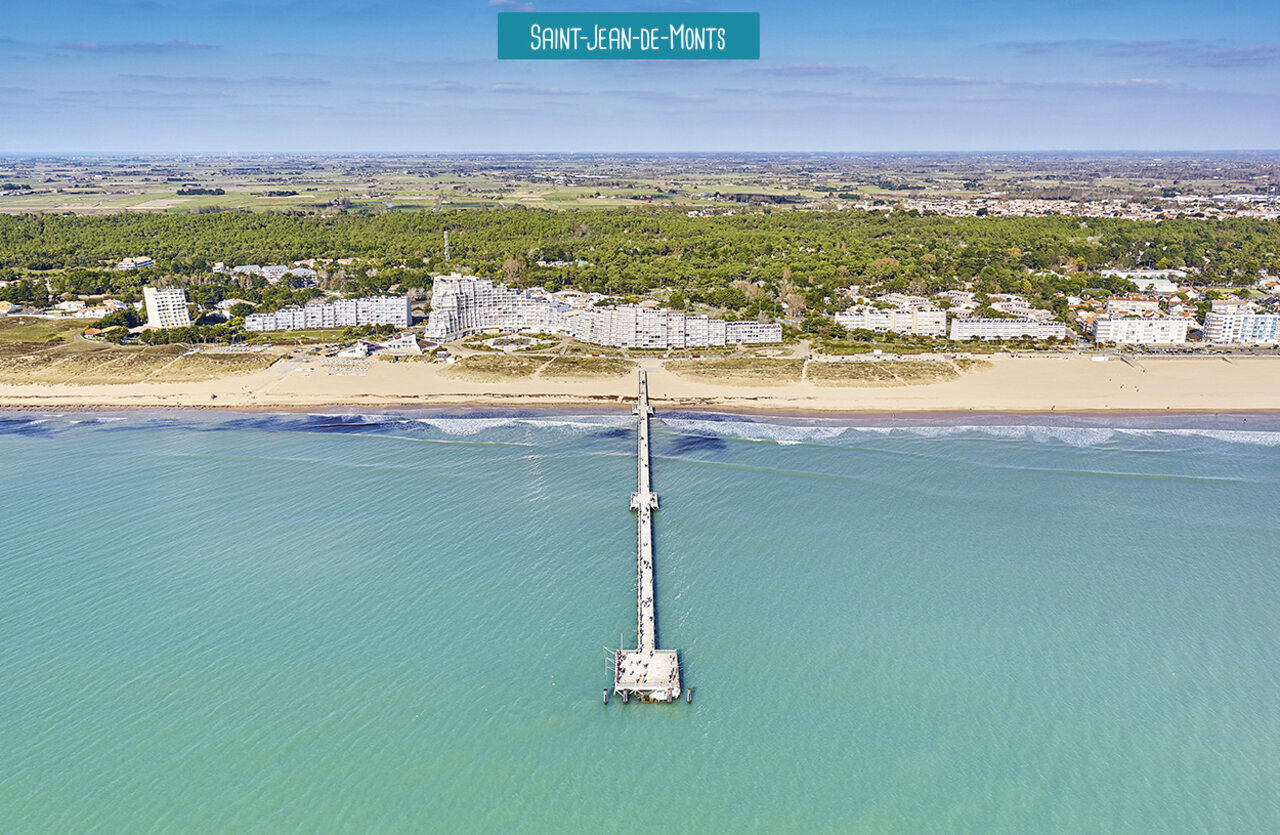 Jet�e de Saint-Jean-de-Monts, plage de sable fin et ville c�ti�re en Vend�e.