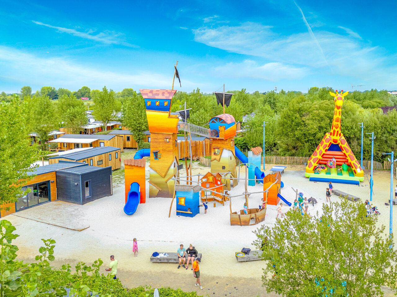 Aire de jeux enfants, ch�teau pirate, girafe gonflable au camping VAGUES OCEANES Bois Joly.
