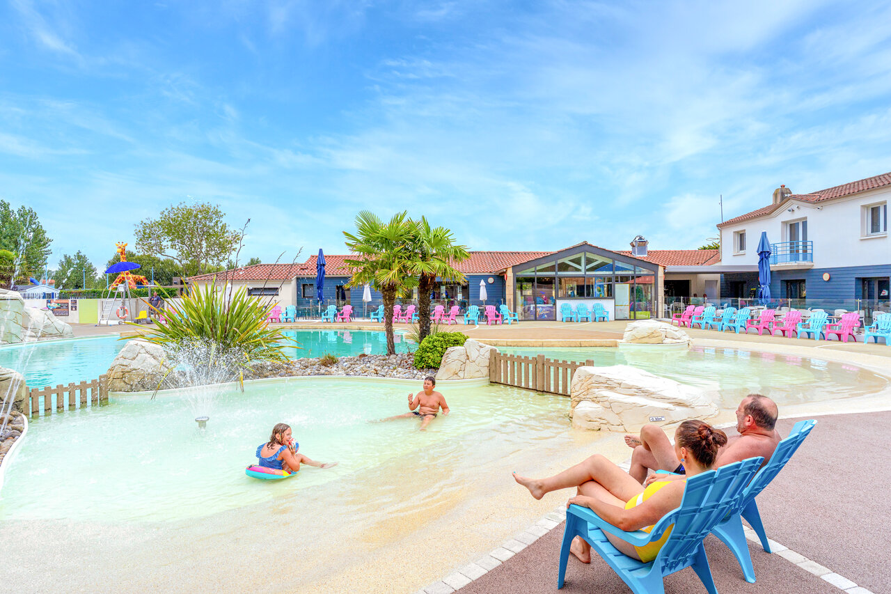 Piscine ext�rieure au camping VAGUES OCEANES Bois Joly � Saint-Jean-de-Monts.