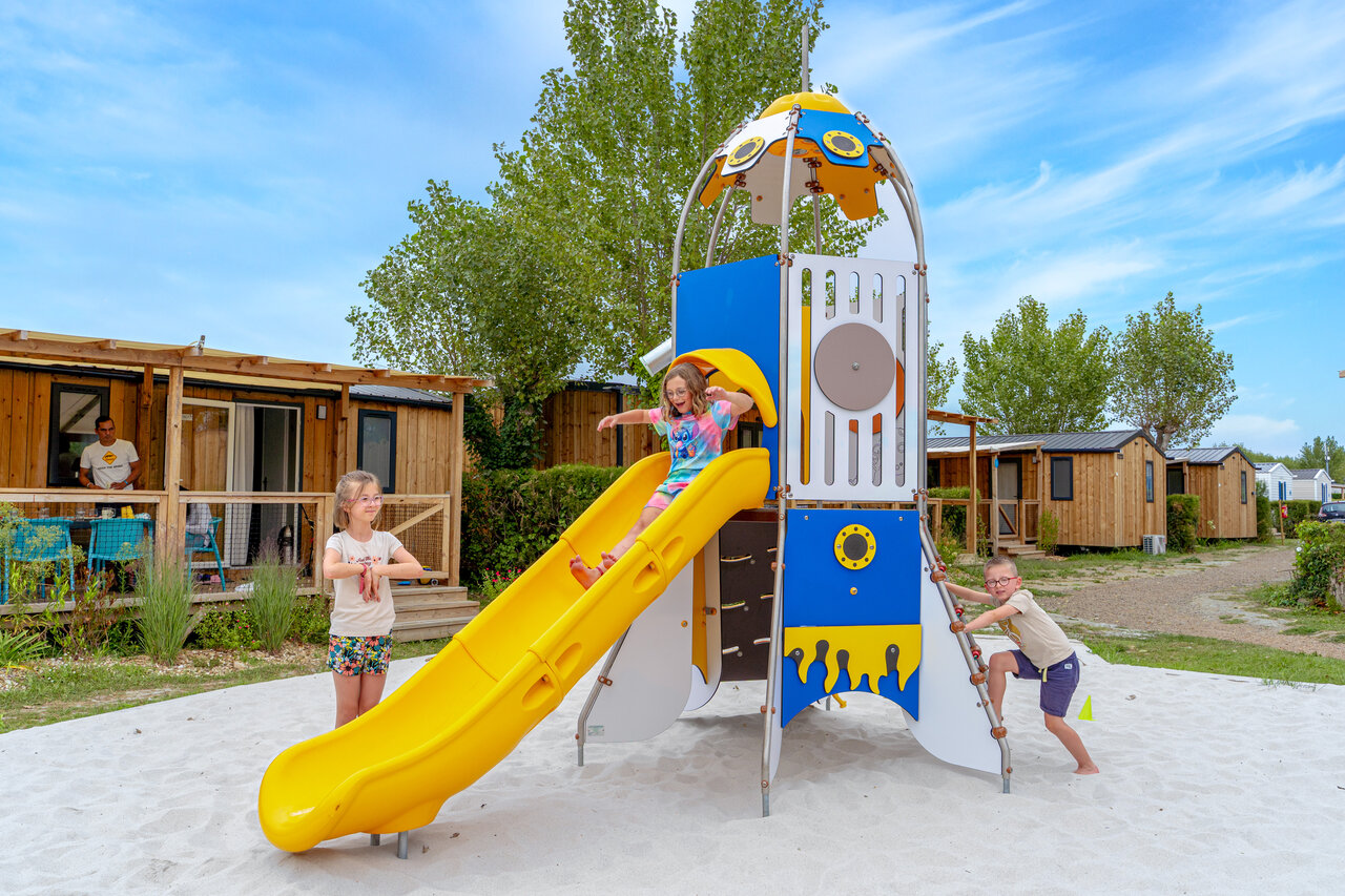 Aire de jeux, enfants et mobile-homes, au camping VAGUES OCEANES Bois Joly � Saint-Jean-de-Monts (85).