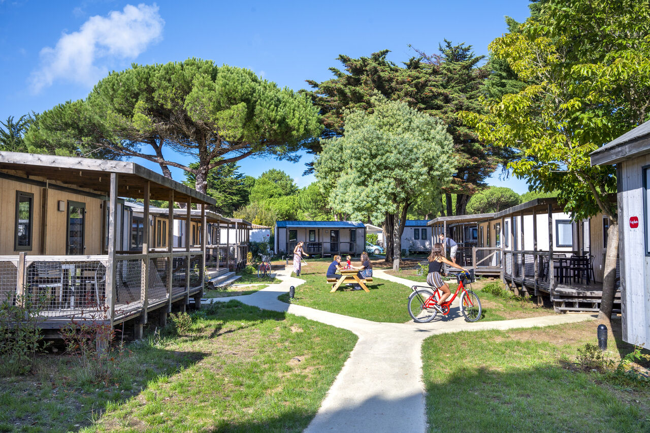 Mobile homes, all�es et v�lo au camping CAPFUN Bonne Etoile � BOIS PLAGE EN RE (17).