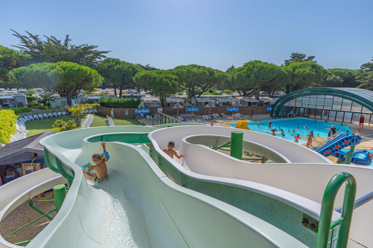 Toboggans aquatiques et piscines au camping CAPFUN Bonne Etoile � BOIS PLAGE EN RE (17).
