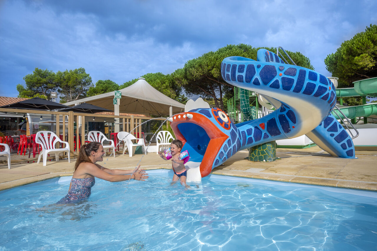 Piscine, toboggan serpent, enfant et adulte au camping CAPFUN Bonne Etoile � BOIS PLAGE EN RE (17).