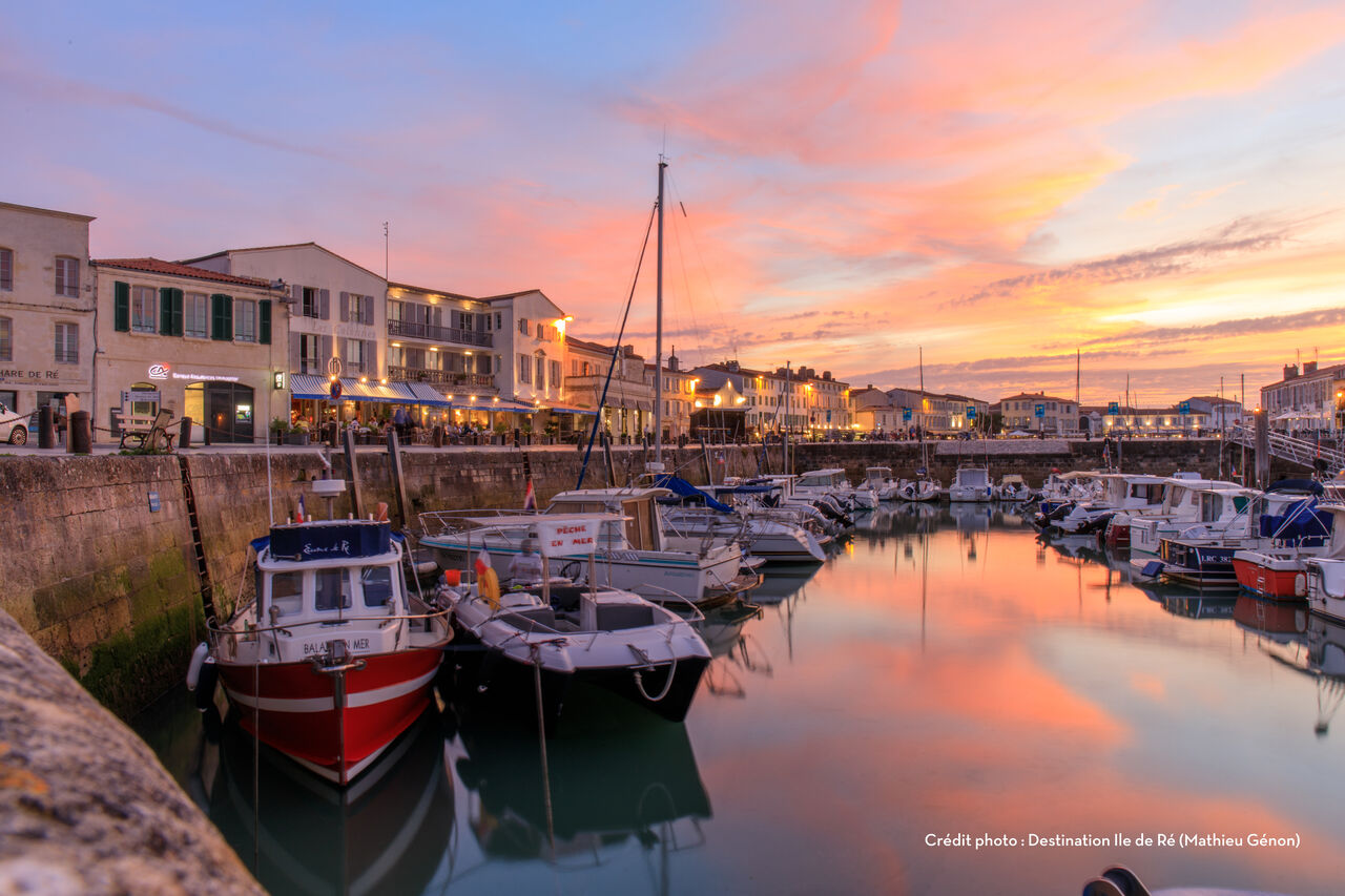 Port de plaisance de Saint-Martin-de-R� au coucher de soleil, �le de R�.