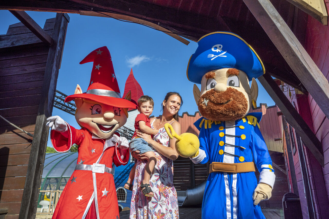 Mascottes Capfun, enfant et adulte au camping CAPFUN Bonne Etoile � BOIS PLAGE EN RE (17).