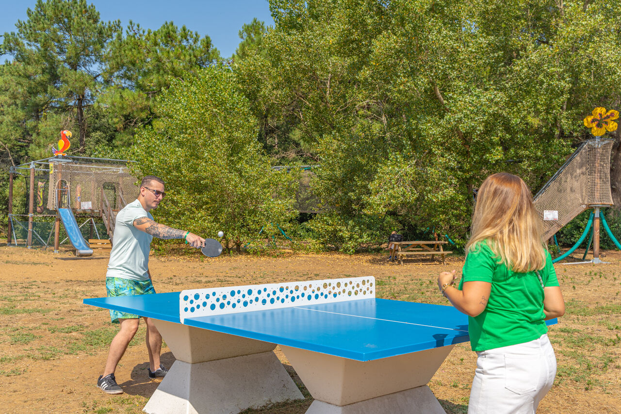 Ping-pong et jeux en ext�rieur au camping CAPFUN Bonne Etoile � BOIS PLAGE EN RE (17).