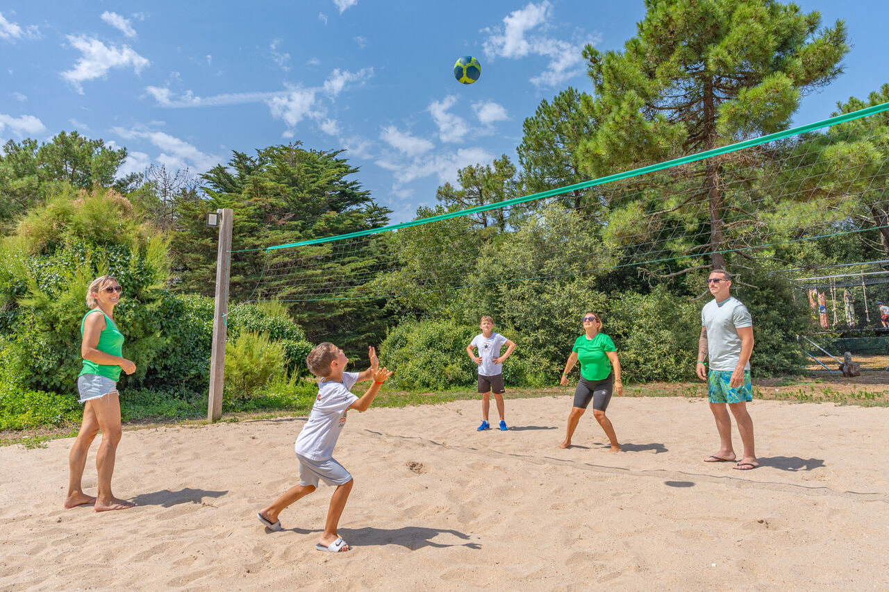 Famille jouant au volley-ball sur sable au camping CAPFUN Bonne Etoile � BOIS PLAGE EN RE (17).