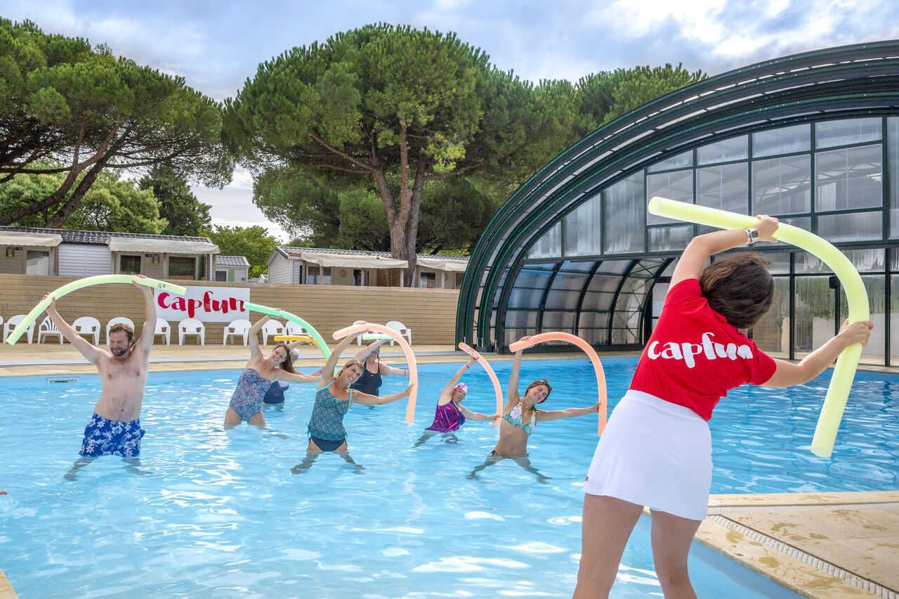 Aquagym en piscine ext�rieure au camping CAPFUN Bonne Etoile, BOIS PLAGE EN RE (17).