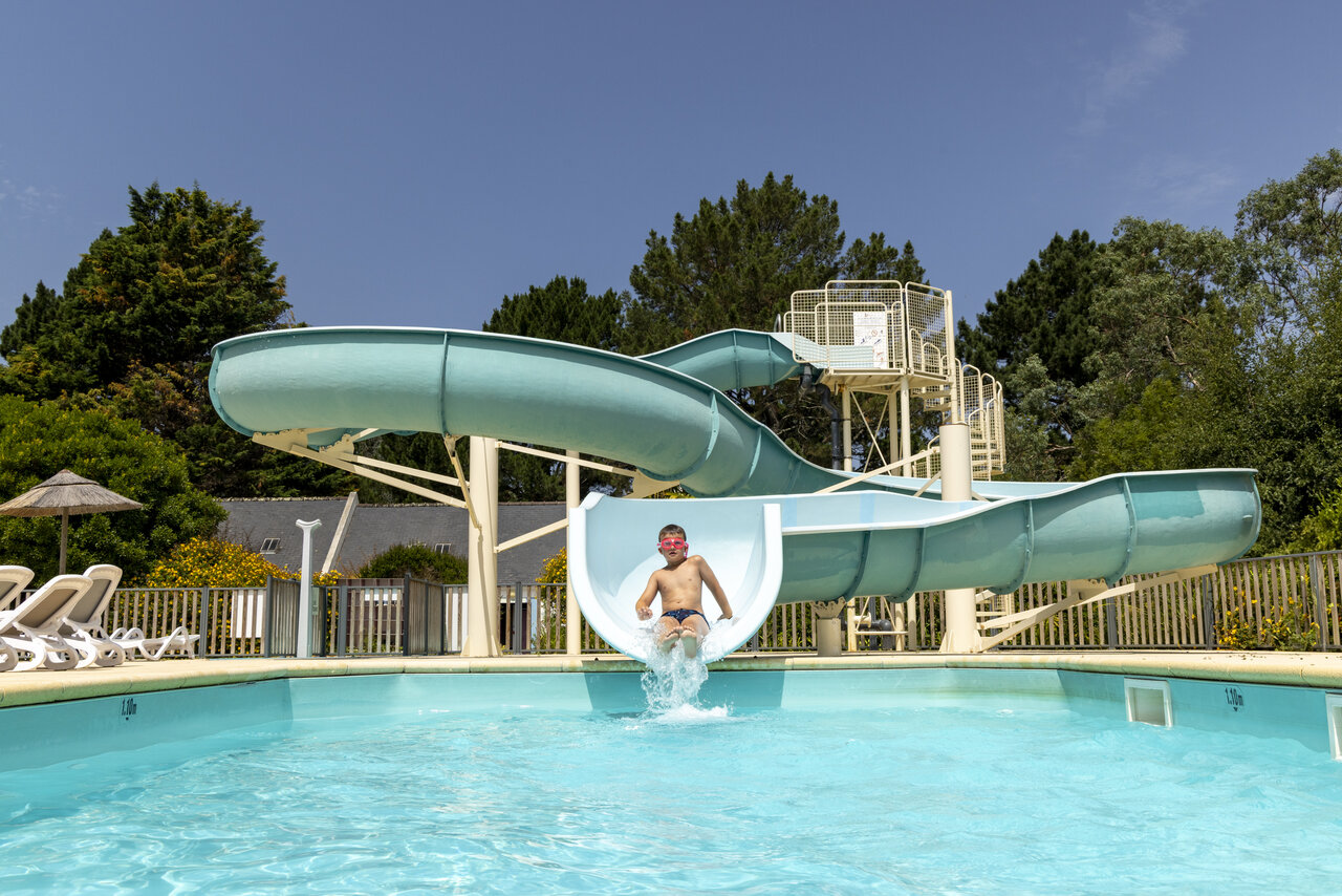 Toboggan aquatique et piscine avec enfant au camping CLICOCHIC Bord�n�o Belle-�le-en-Mer � Le Palais (56).