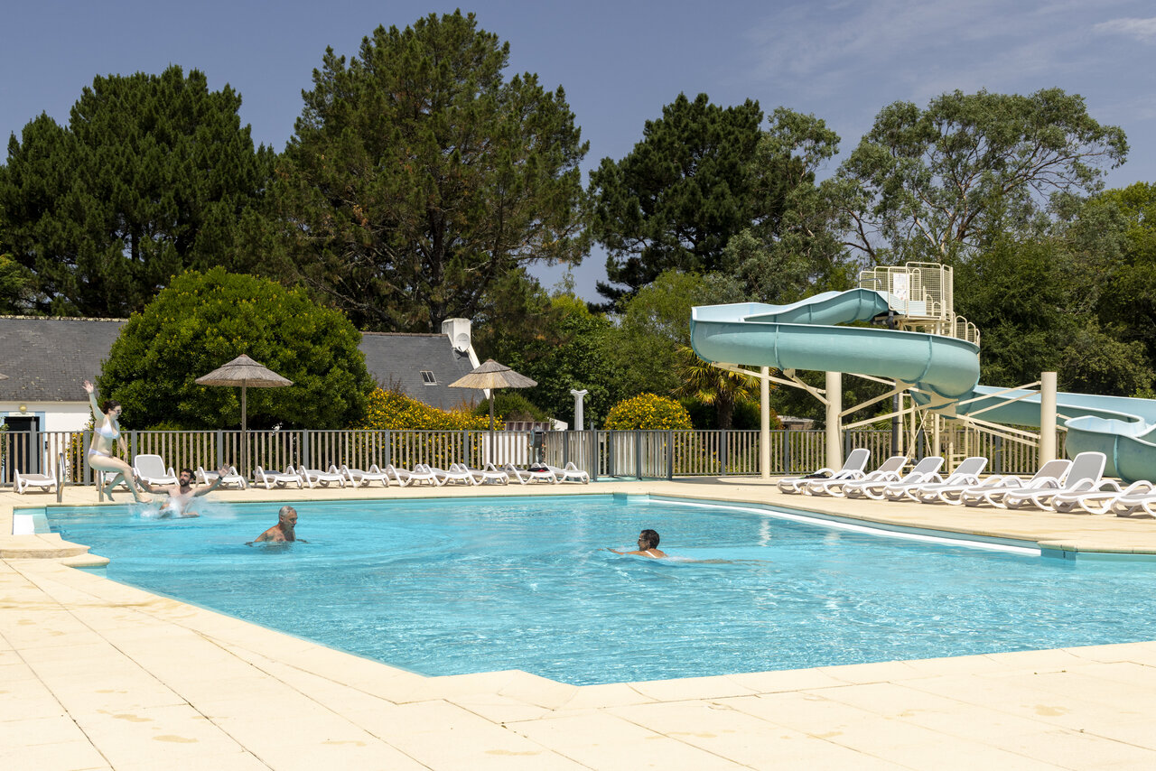 Piscine ext�rieure avec toboggan aquatique et baigneurs au camping CLICOCHIC Bord�n�o Belle-�le-en-Mer � Le Palais (56).