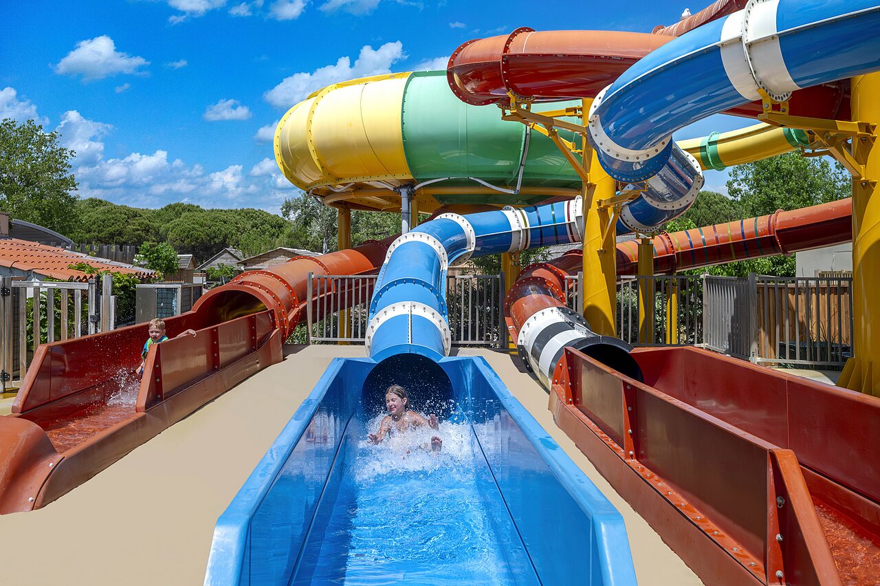 Toboggans aquatiques color�s et enfants s'amusant au camping CAPFUN Boucanet � LE GRAU DU ROI (30).