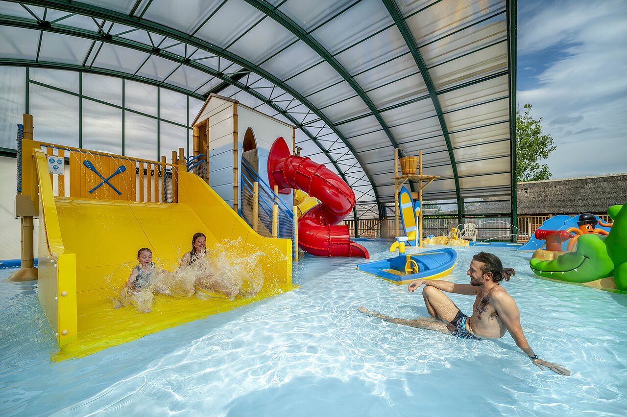 Piscine couverte, toboggans, jeux d'eau, �claboussures au camping CAPFUN Boucanet.