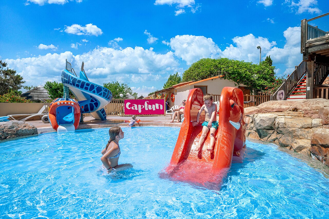 Piscine et toboggans aquatiques pour enfants au camping CAPFUN Boucanet � LE GRAU DU ROI (30).