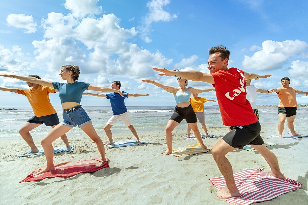 Yoga sur la plage, animation au camping CAPFUN Boucanet � LE GRAU DU ROI (30).