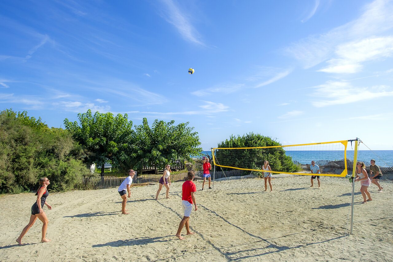 Beach-volley sur sable au camping CAPFUN Boucanet � LE GRAU DU ROI (30).