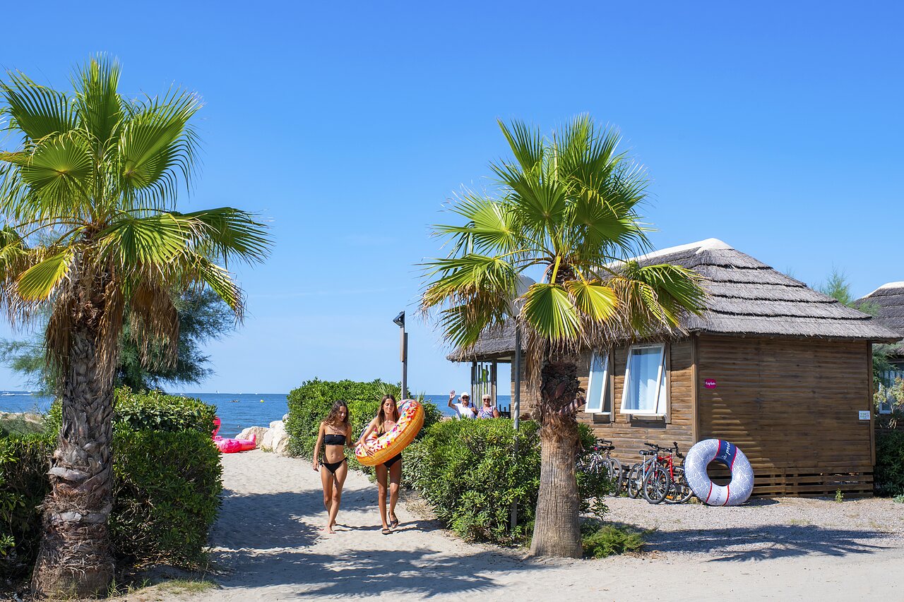 Acc�s plage, bungalow en bois et palmiers au camping CAPFUN Boucanet � LE GRAU DU ROI (30).