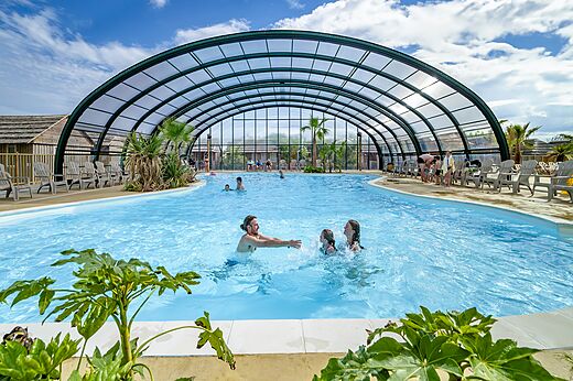 Piscine couverte et chauff�e, familles au camping CAPFUN Boucanet, LE GRAU DU ROI.