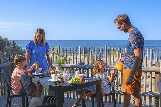 Petit-d�jeuner familial sur terrasse vue mer au camping CAPFUN Boucanet.