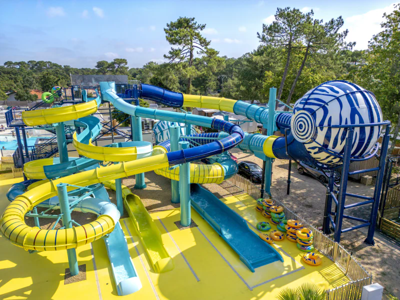 Parc aquatique avec toboggans color�s et structure sph�rique au camping VAGUES OCEANES Boudigau � LABENNE OCEAN (40).