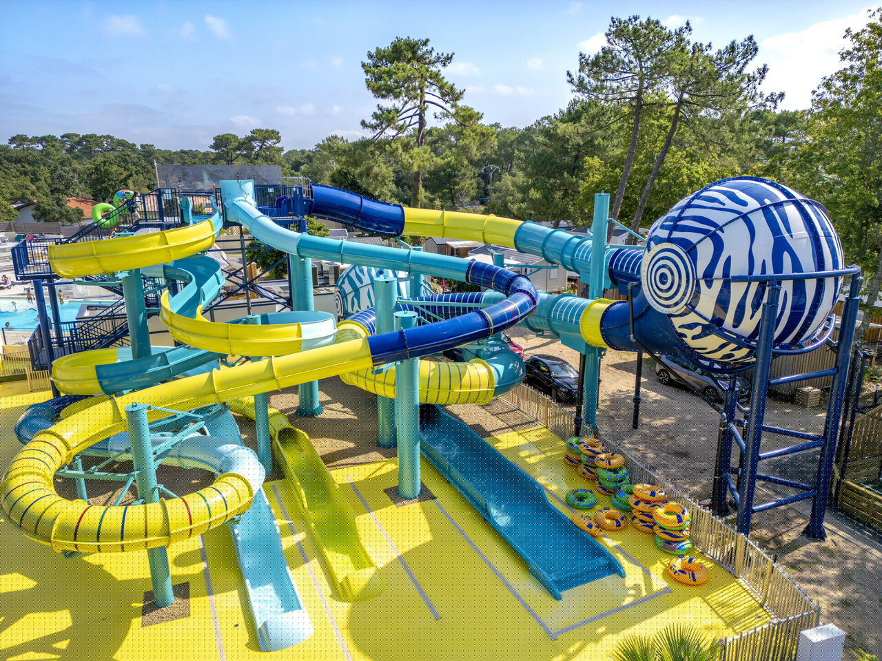 Parc aquatique avec toboggans color�s et structure sph�rique au camping VAGUES OCEANES Boudigau � LABENNE OCEAN (40).