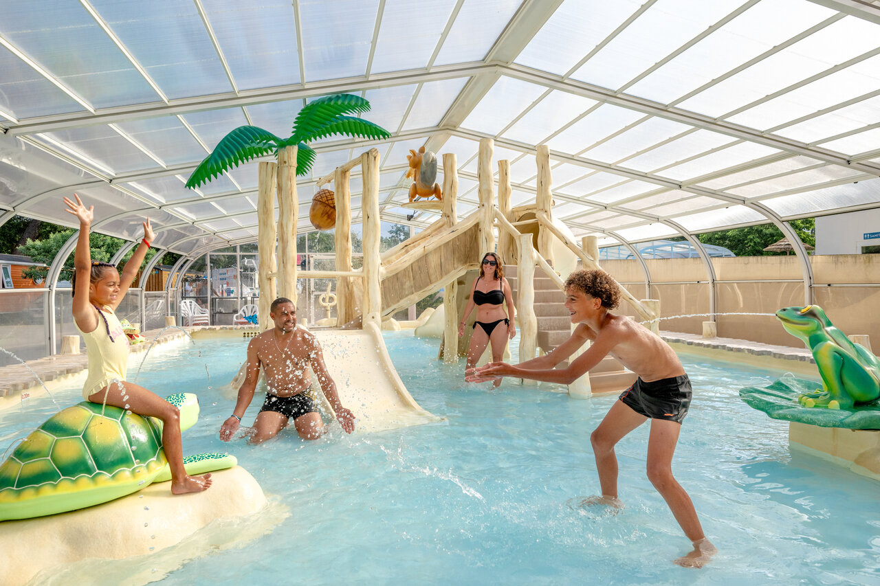 Espace aquatique couvert, toboggan, jeux d'eau, famille au camping VAGUES OCEANES Boudigau, LABENNE OCEAN.