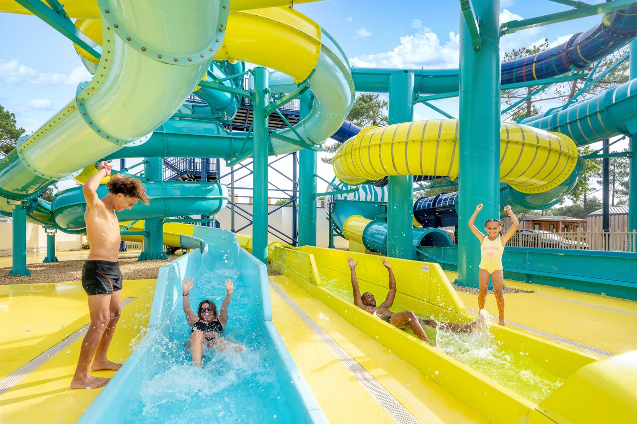 Toboggans aquatiques color�s et enfants s'amusant au camping VAGUES OCEANES Boudigau � LABENNE OCEAN (40).