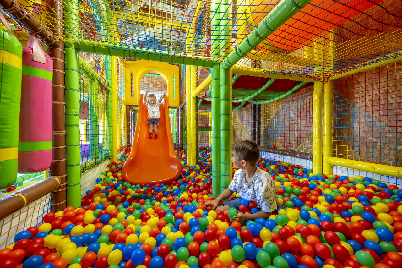 Aire de jeux, toboggan, piscine � balles au camping VAGUES OCEANES Boudigau.