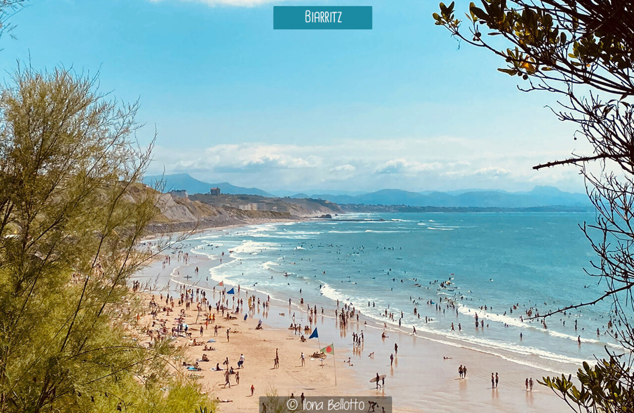Plage anim�e de Biarritz, Pays Basque, avec baigneurs et surfeurs sous le soleil.