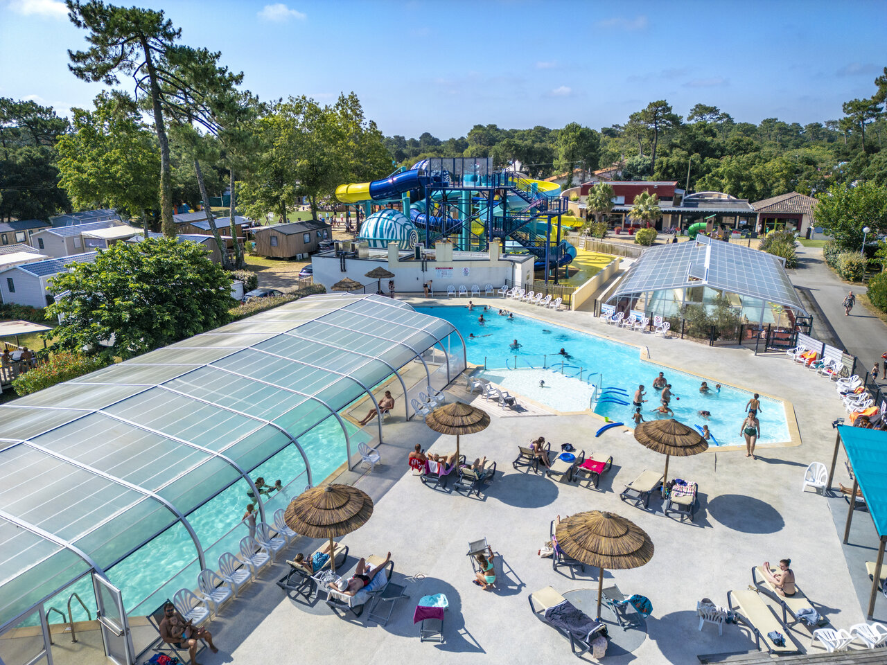 Piscines ext�rieure, couverte et toboggans aquatiques au camping VAGUES OCEANES Boudigau � LABENNE OCEAN (40).