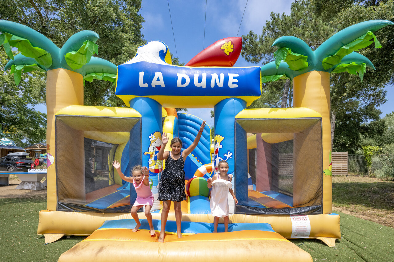 Ch�teau gonflable La Dune, enfants, camping VAGUES OCEANES Boudigau � LABENNE OCEAN.