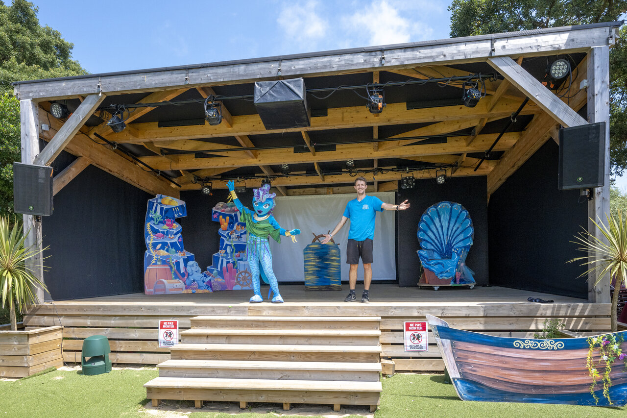 Sc�ne d'animation avec animateur et mascotte au camping VAGUES OCEANES Boudigau � LABENNE OCEAN (40).